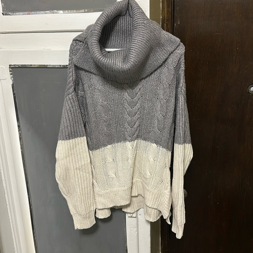 Gray and white woman sweater with scarf